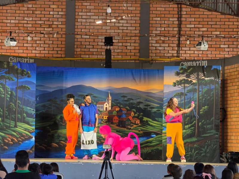 Espetáculo “As Aventuras de Janaína” encanta alunos da rede municipal